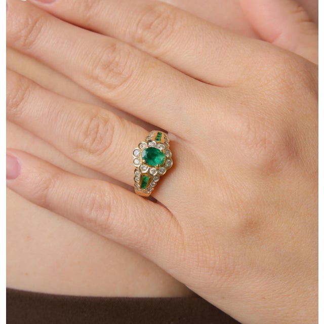 Vintage Emerald Diamond 18k Yellow Gold Cluster Ring, Size 6 For Sale - Image 4 of 7