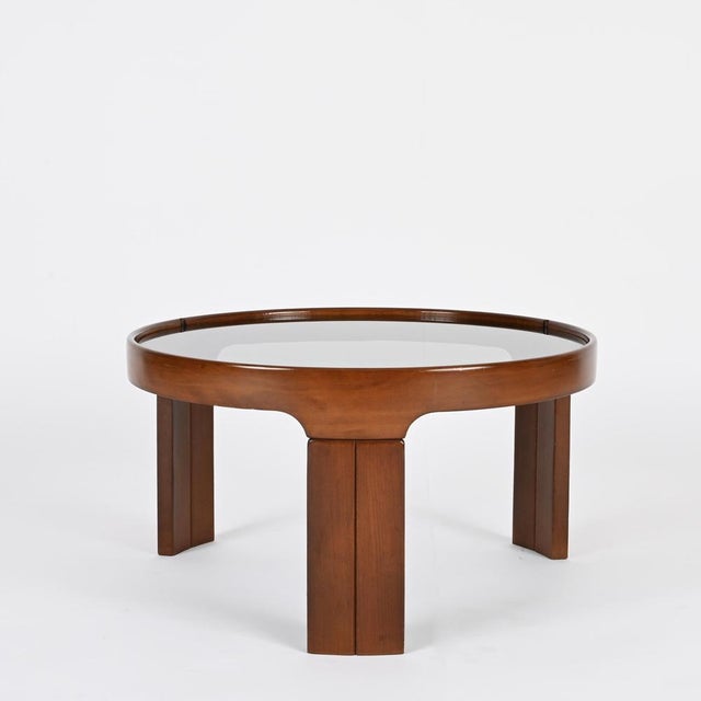 1960s Italian Round Coffee Table in Walnut with Smoked Glass Top from Molteni, 1960s For Sale - Image 5 of 14