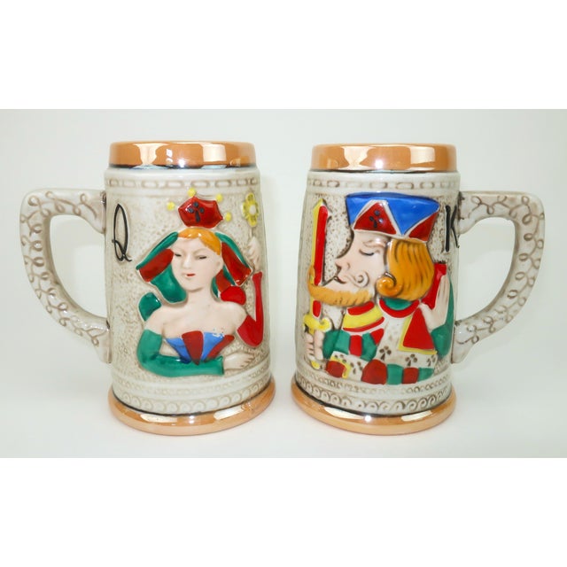 Don't mess with the Queen of Hearts! Especially when she is serving your favorite brew. This whimsical pair of novelty...