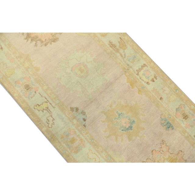 This modern Turkish Oushak rug is a stunning piece of art that has been handwoven using traditional techniques by skilled...