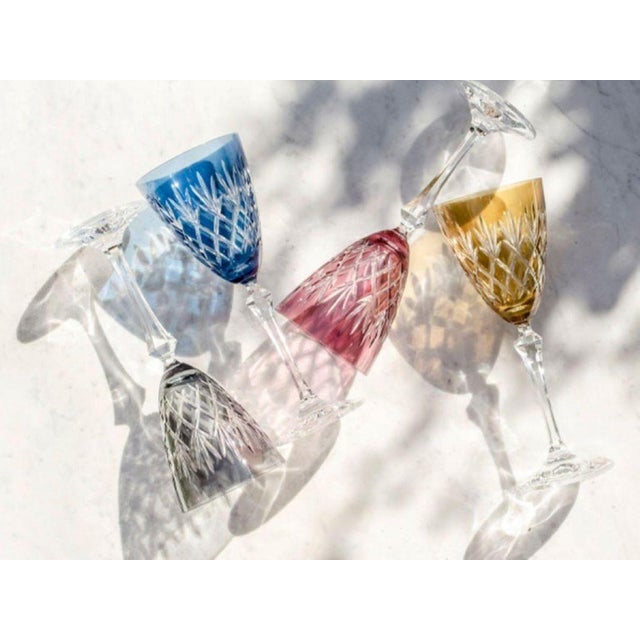 It is elegant and quite simple in form, which makes it wonderfully compatible with both traditional and modern cuts. It...