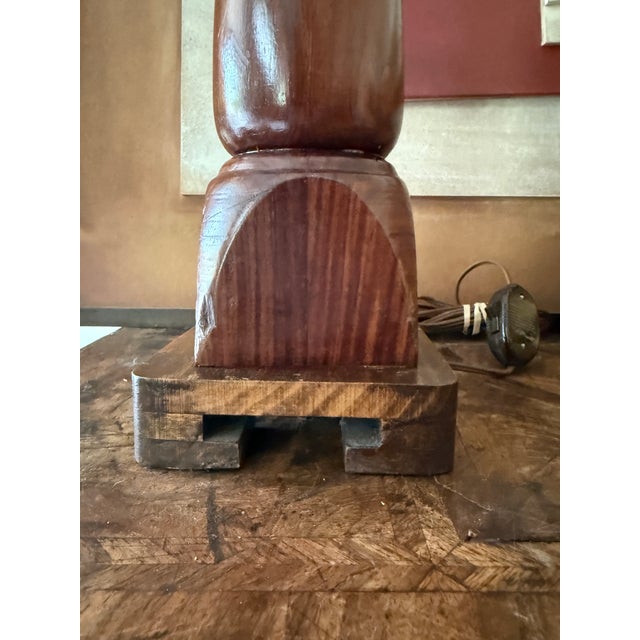 Vintage Asian Inspired Walnut Wood Table Lamp by Lurie Original, Sculptural Mid Century Lamp For Sale - Image 4 of 11
