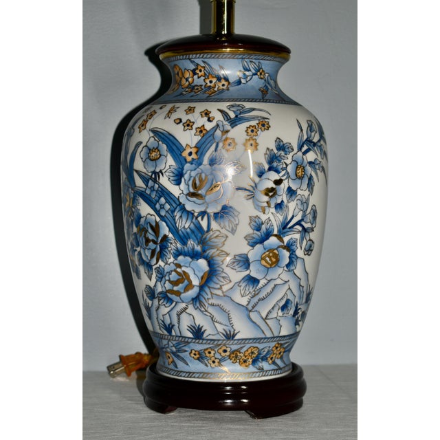 1970s Vtg. 1970s Porcelain Asian Style Temple Jar Lamp W/Wood Base For Sale - Image 5 of 13
