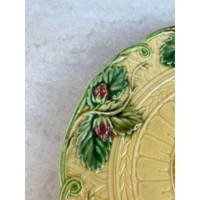 De Sarreguemines Majolica Strawberries Plate Sarreguemines, Circa 1880 For Sale - Image 4 of 7