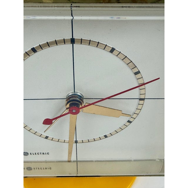 General Electric Mid 20th Century General Electric Tulip Base Yellow Electric Desk Clock MCM For Sale - Image 4 of 12