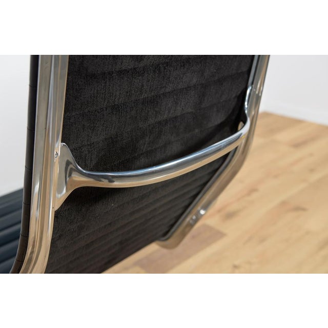 Set of Alu Group Ea124 & Ea125 Lounge Chair & Ottoman by Charles & Ray Eames for Vitra, 1980s For Sale - Image 14 of 18