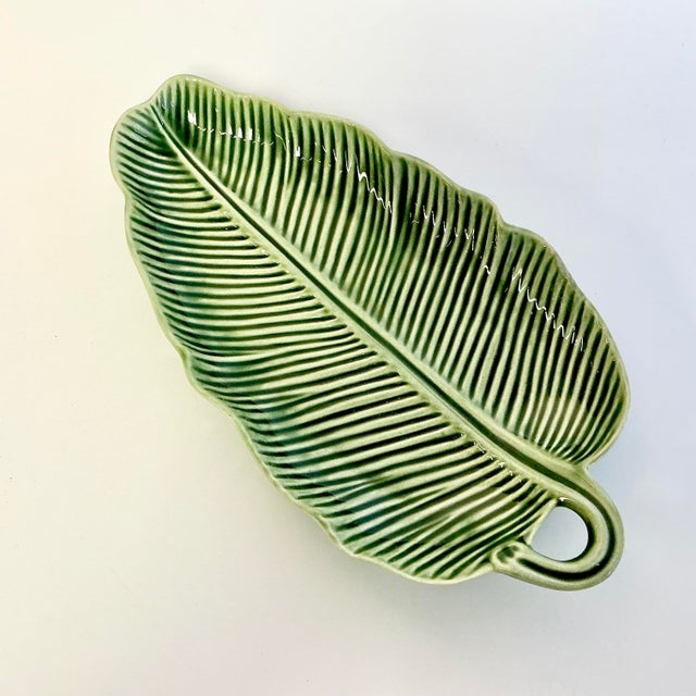 1990s Vintage Boho Chic Portuguese Bordallo Pinheiro Trompe L’Oeil Banana Leaf Serving Dish For Sale - Image 14 of 16