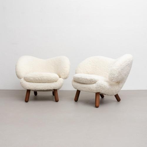 Pelican Chairs in Sheepskin by Finn Juhl, 2000s, Set of 2 For Sale - Image 3 of 14