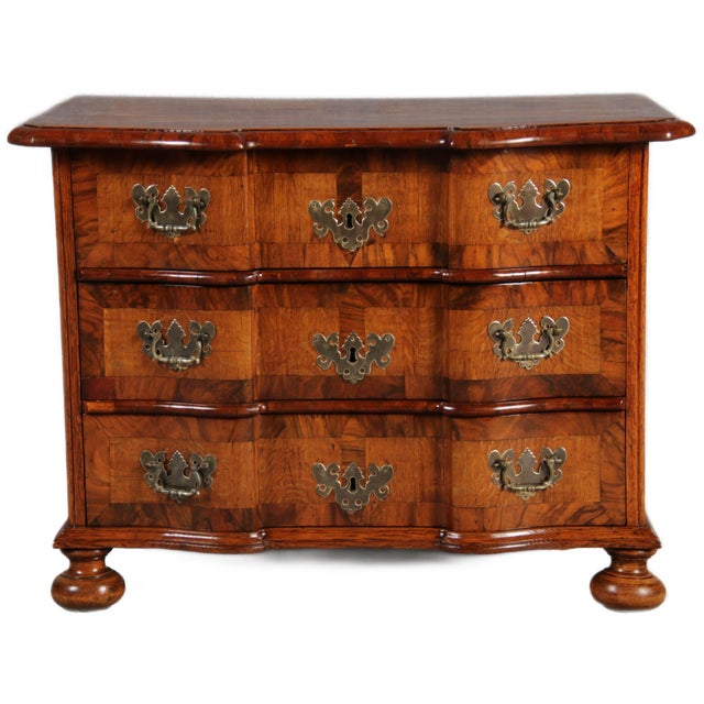 Very Small Mid-18th Century Baroque Chest of Drawers in Walnut, 1750 For Sale - Image 4 of 18