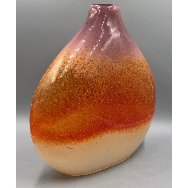 This impressive glass vase from Ritzenhoff & Breker impresses with its bulbous shape and a fascinating color transition...