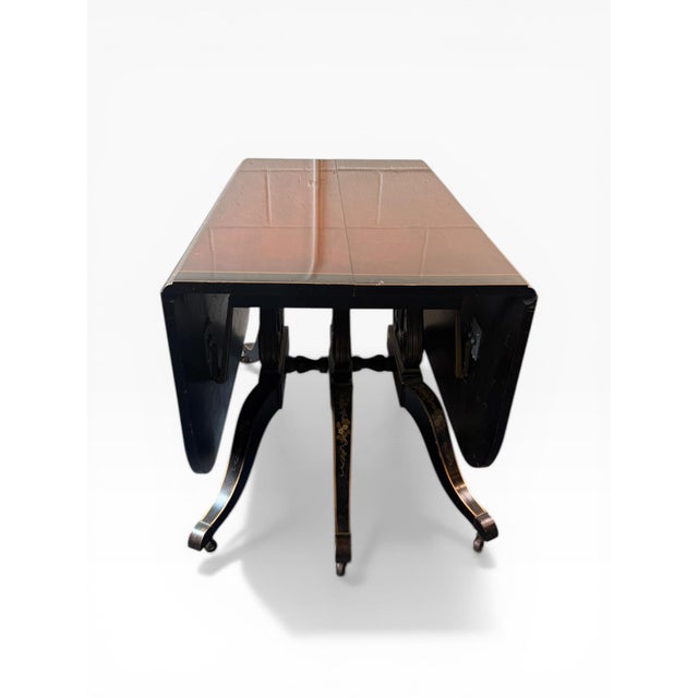 Traditional 1960s Federal Style Mahogany Drop-Leaf Dining Table With Banded Inlay & Two Leaves – In the Style of Union National For Sale - Image 3 of 9