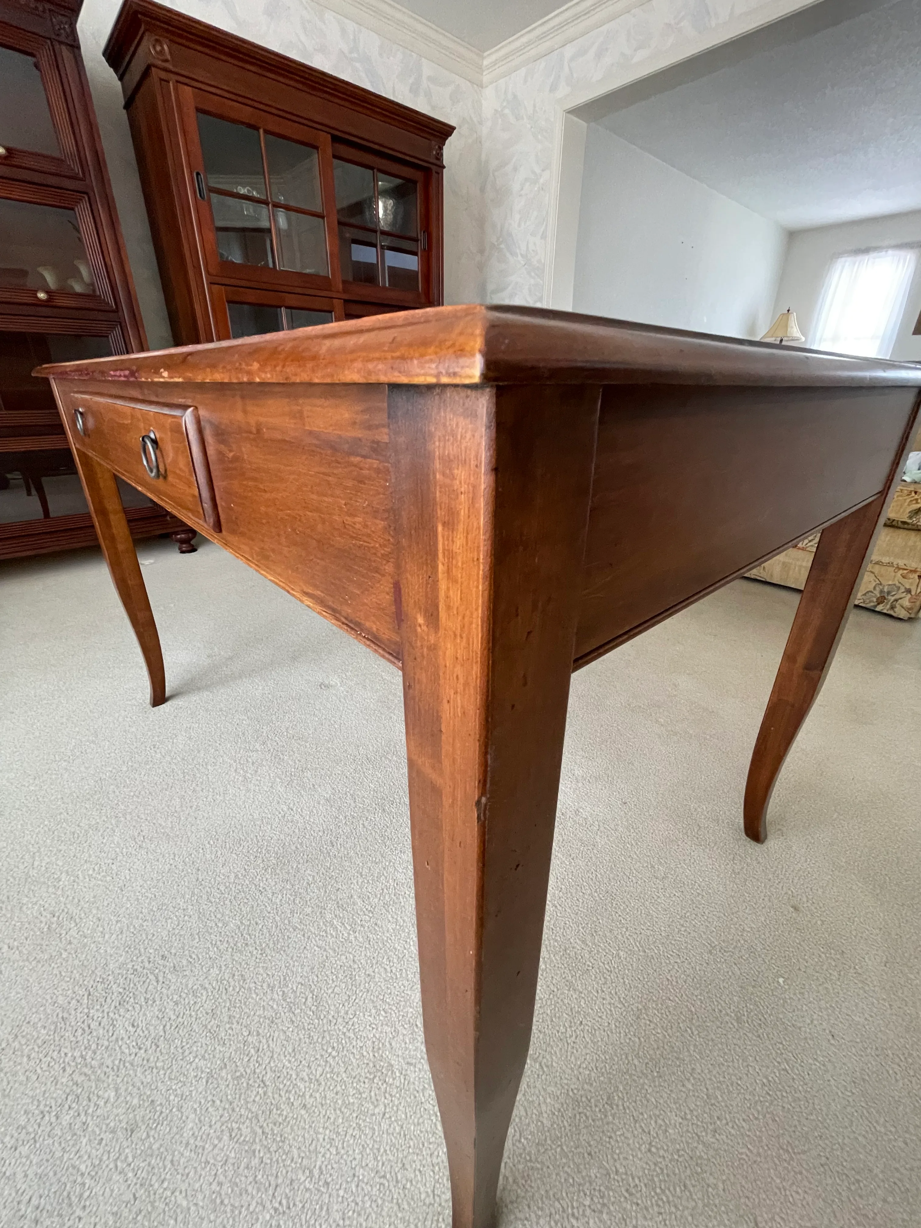 イーセンアーレン 本棚付デスク ETHAN ALLEN Country Crossing This Ethan Allen desk looks so good with Pat's sunflowers! Made