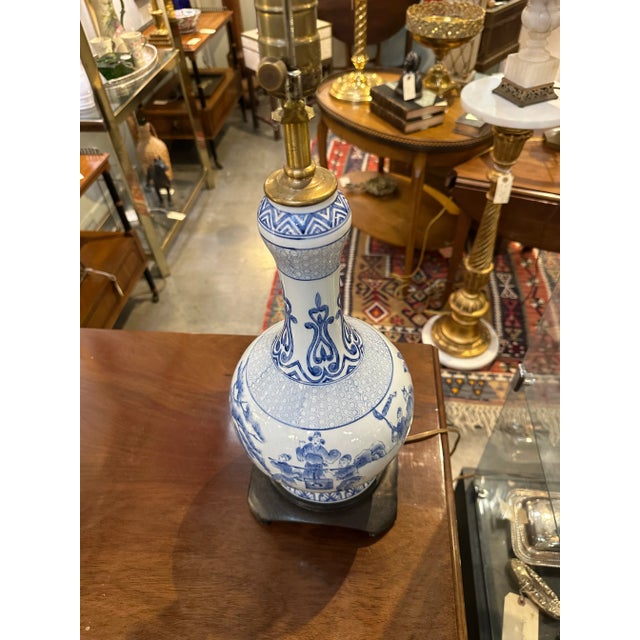 1970s Vintage Maitland-Smith Chinoiserie Blue and White Ceramic Lamp For Sale - Image 5 of 13