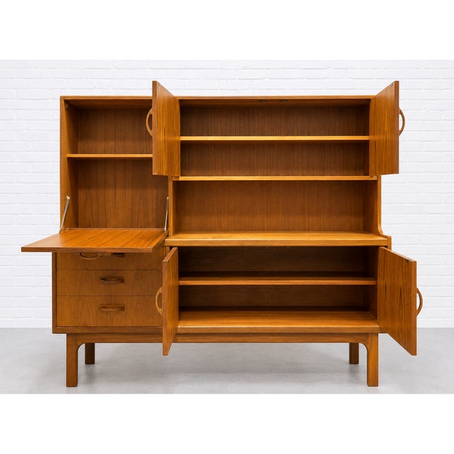 Mid Century Modern Teak Credenza / Sideboard by G-Plan, C. 1960s For Sale In New York - Image 6 of 15