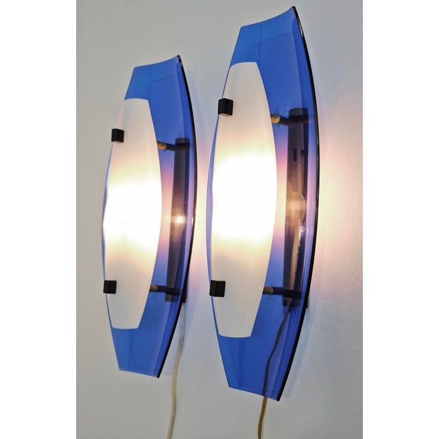 Mid-Century Modern Blue and White Acrylic Glass Wall Lamps, Italy, 1970s, Set of 2 For Sale - Image 6 of 18