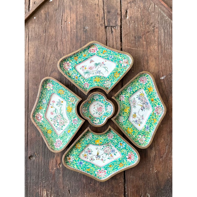 Chinoiserie Vintage Chinoiserie Hand Painted Floral Metal Tray Set For Sale - Image 3 of 12