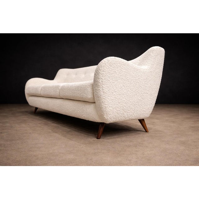 Sofa in Hardwood and Off-White Bouclé by Giuseppe Scapinelli, Brazil, 1950s For Sale In New York - Image 6 of 15