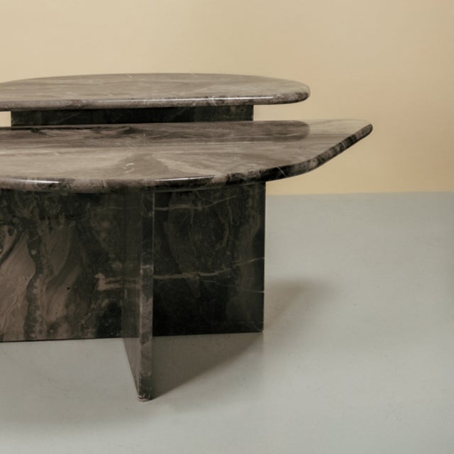Set of two teardrop-shaped coffee tables in Arabescato gray marble. This pair of Italian-designed tables from the 80s and...