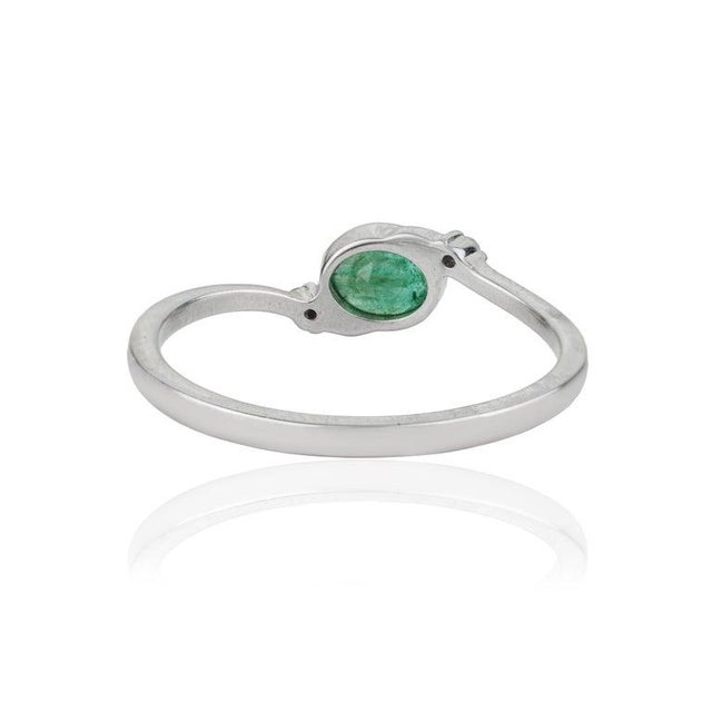 Contemporary Elegant Oval Emerald & Diamond Bezel-Set Ring in Sterling Silver, Size 8.5 For Sale - Image 3 of 10