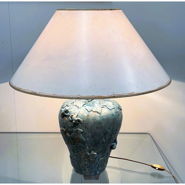 measuring 35 cm high and 26 cm in diameter, and total dimensions with the shade reaching 58 cm high and 60 cm wide...