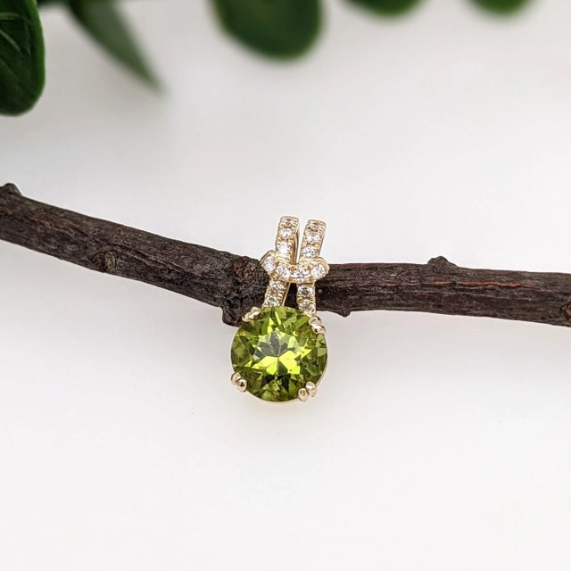 Modern 2.1ct Peridot Pendant with Earth Mined Diamonds in Solid 14K Yellow Gold Round 8mm For Sale - Image 3 of 8