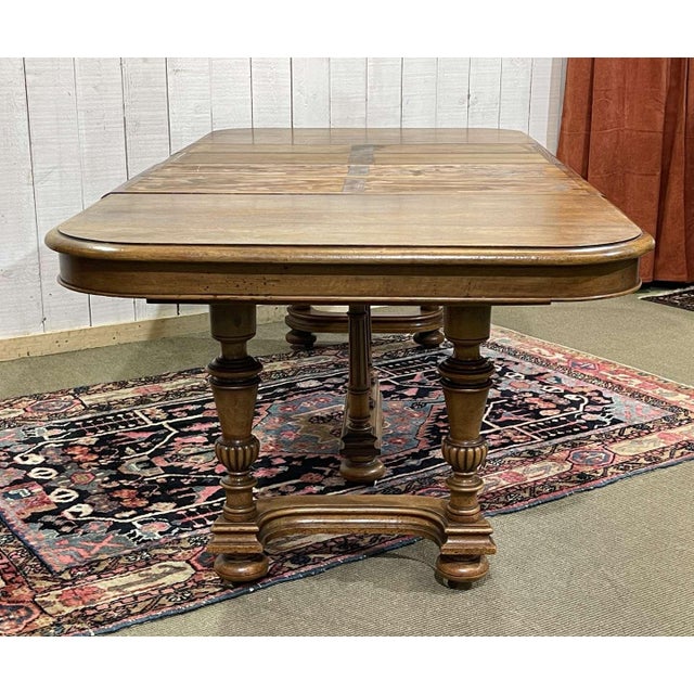 Early 20th century Henri II walnut table with extensions. Lmin=1m15 w=1m05 H=72cm 4 extensions of 25cm max length 2m15