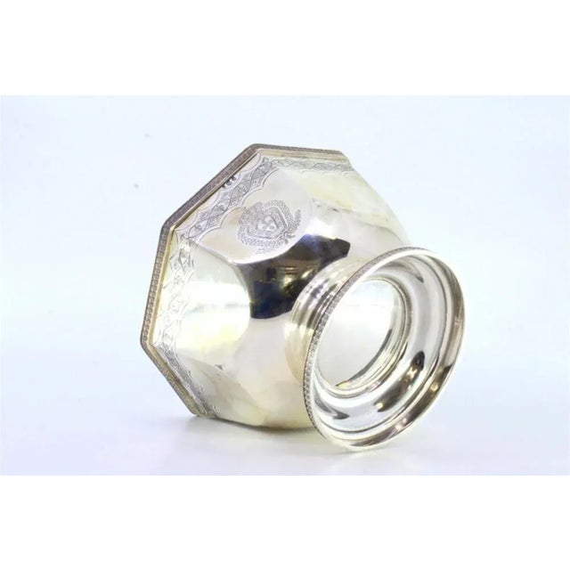 Octagonal Silver Bonbonniere with Engraved Portuguese Coat of Arms and Friezes in Relief with Fleurs de Lys For Sale - Image 3 of 8