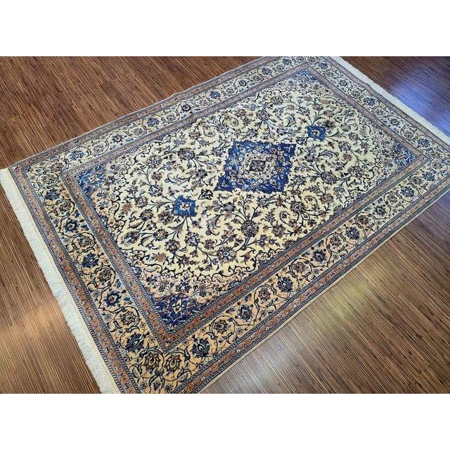 Middle Eastern Rug in Wool For Sale - Image 6 of 11