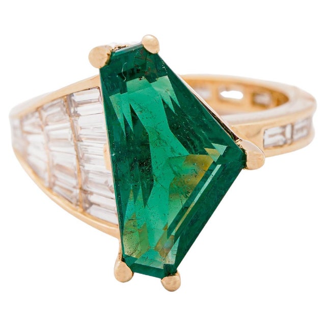 2020s Natural Zambian Emerald Ring With Diamond and 18k Gold For Sale - Image 5 of 8