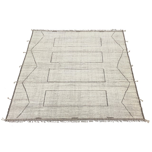 Contemporary Modern Minimalist Moroccan Style Wool Rug – Handmade Geometric Linear Design For Sale - Image 3 of 10