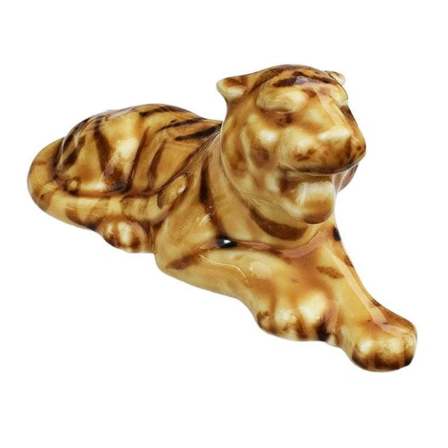 A ceramic lioness figurine glazed in brown and cream. This mid-century statue will be a fabulous addition to a bookshelf...