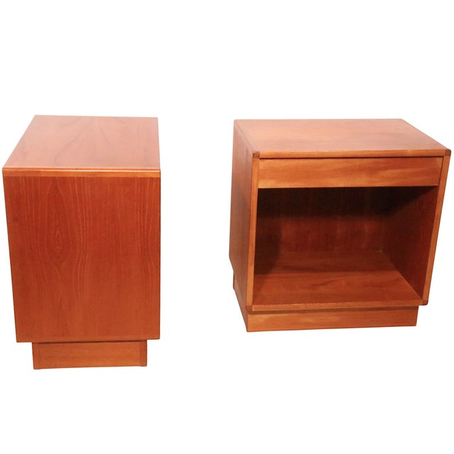 Mid 20th Century Pair of Danish Mid Century Modern Nightstands by the Interform Collection For Sale - Image 5 of 16