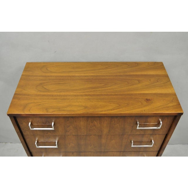 Mid 20th Century Vintage Mid Century Modern Walnut Veneer 4 Drawer Chrome Pull Tall Chest Dresser For Sale - Image 5 of 17