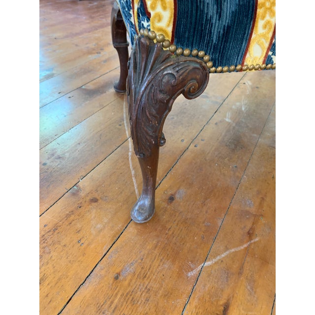 Traditional 18th Century George II Mahogany Settee on Four Carved Cabriole Legs Ending in Pad Feet For Sale - Image 3 of 7