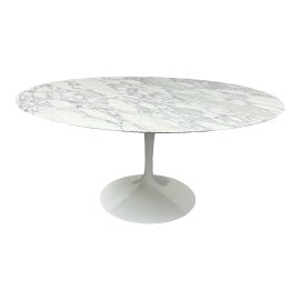 Example of Eero Saarinen Dining Tables