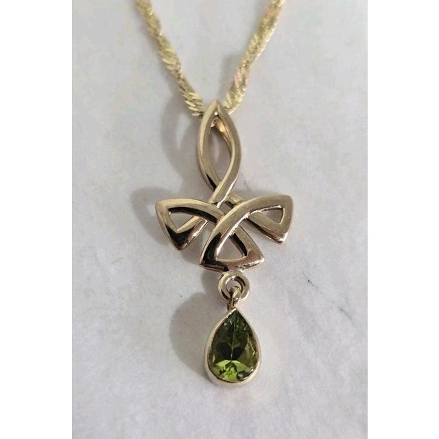 Mid-Century 9 Carat Yellow Gold Celtic Knot Peridot Pendant and Chain For Sale - Image 10 of 14