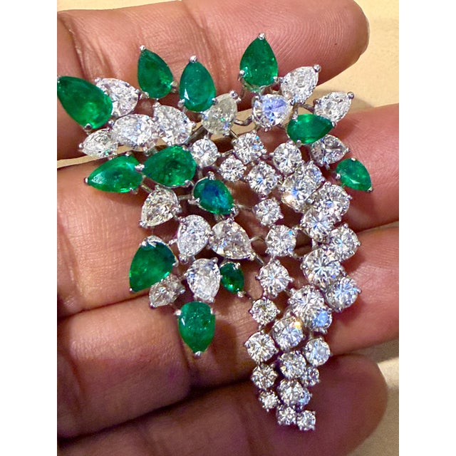 2020s Tiffany & Co Colombian Pear Emerald & 12 Ct Diamond Pin in Platinum, Vintage For Sale - Image 5 of 8
