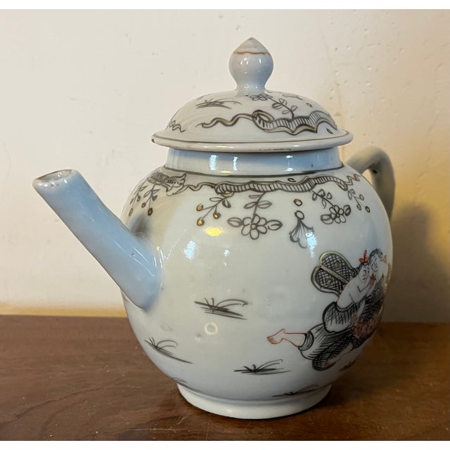 Antique 18th Century Qianlong Chinese Export Porcelain Tea Pot Decorated en Grisaille With Courting Couples For Sale In New York - Image 6 of 13