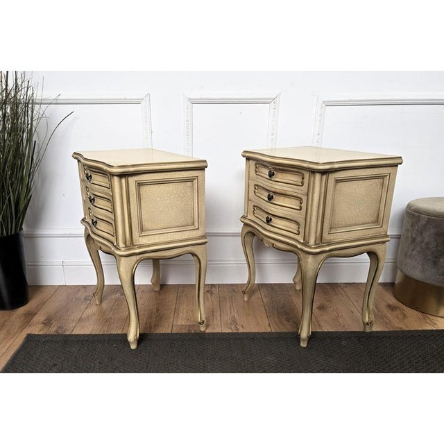 Mid-Century Art Deco Italian Nightstands in White Paint Wood Brass, 1950s, Set of 2 For Sale - Image 10 of 11