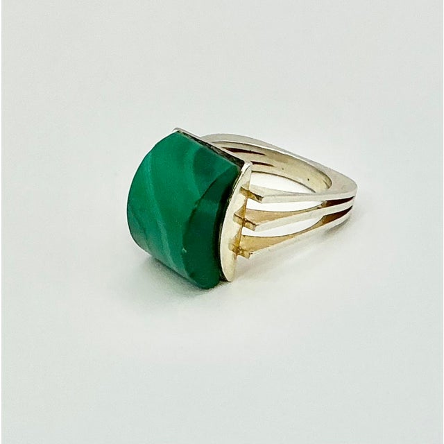 1980s Vintage Art Deco Boho Chic Sterling Silver & Malachite Cocktail Ring, Size 7. For Sale - Image 4 of 11