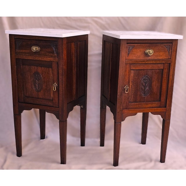 1910s Pair of English Mahogany Nightstands With Carved Floral Doors & Stone Tops For Sale - Image 12 of 18