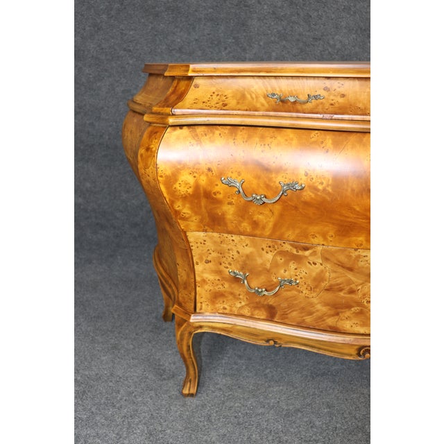 Pair of Vintage Italian Bombe Burled 4 Drawer Commodes For Sale - Image 14 of 14