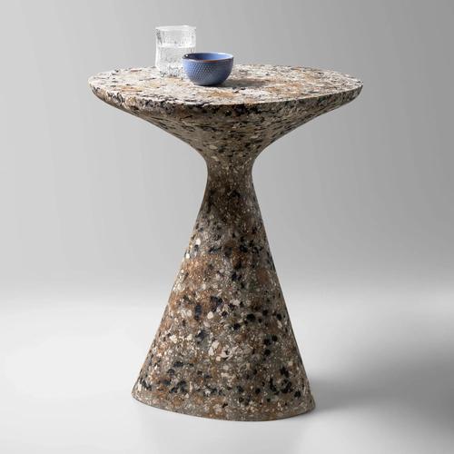 Sade table MOTTLED A sculptural side table with an organic, balanced silhouette and a richly mottled surface. Its broad,...