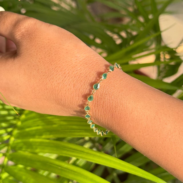 3.7 Carat Zambian Emerald Bracelet Crafted in 18k Yellow Gold Gift for Mom For Sale - Image 12 of 18