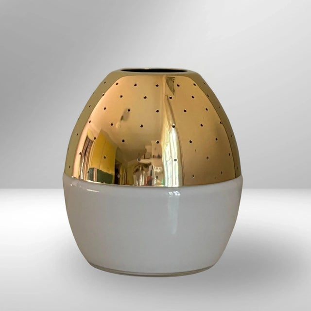 A minimalist egg-shaped candleholder model L163, produced by Hans-Agne Jakobsson in Sweden in the 1960s. It consists of a...