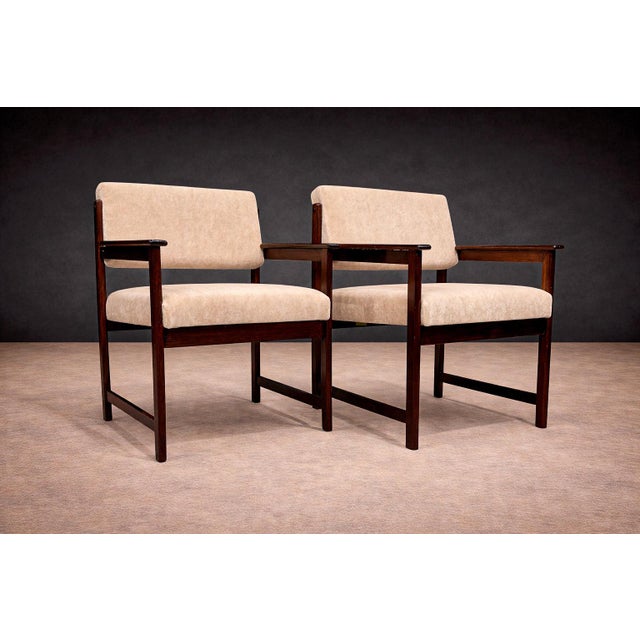 1960s Pair of Brazilian Mid-Century Modern Armchairs in Rosewood & Cream Mohair, Jorge Jabour, 1960s - Lot 442 For Sale - Image 5 of 12