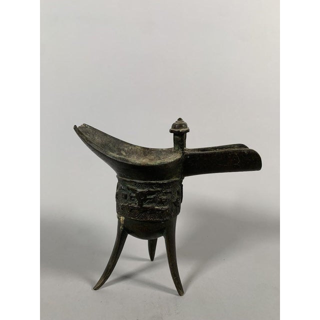Bronze Bronze tripod cup "Jue", China, Ming dynasty (1368-1644) For Sale - Image 8 of 11