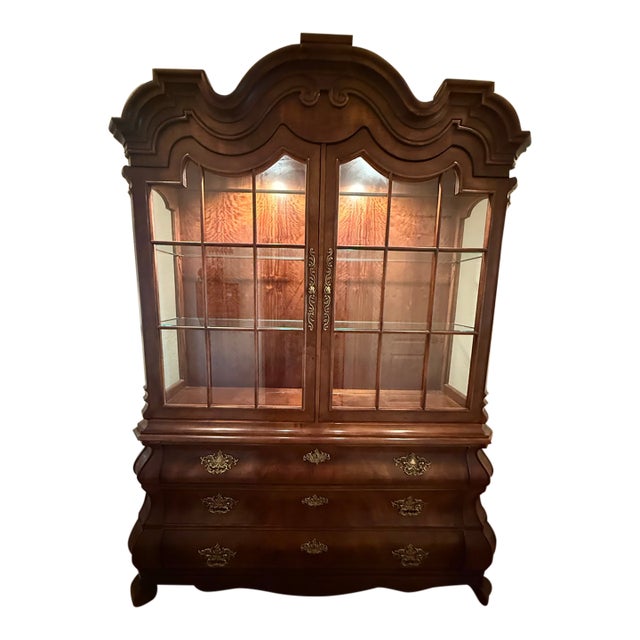 Vintage 1975 Henredon Bombe China Cabinet / Display Hu For Sale