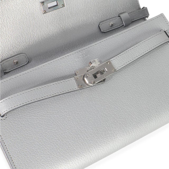 Argent Metallic Chevre Chamkilight Kelly Wallet To Go PHW For Sale - Image 9 of 9