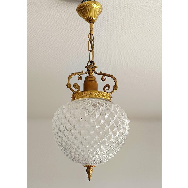 Stunning Hollywood Regency style pendant light, circa 1980, known as the "pineapple" pendant, featuring a beautiful molded...